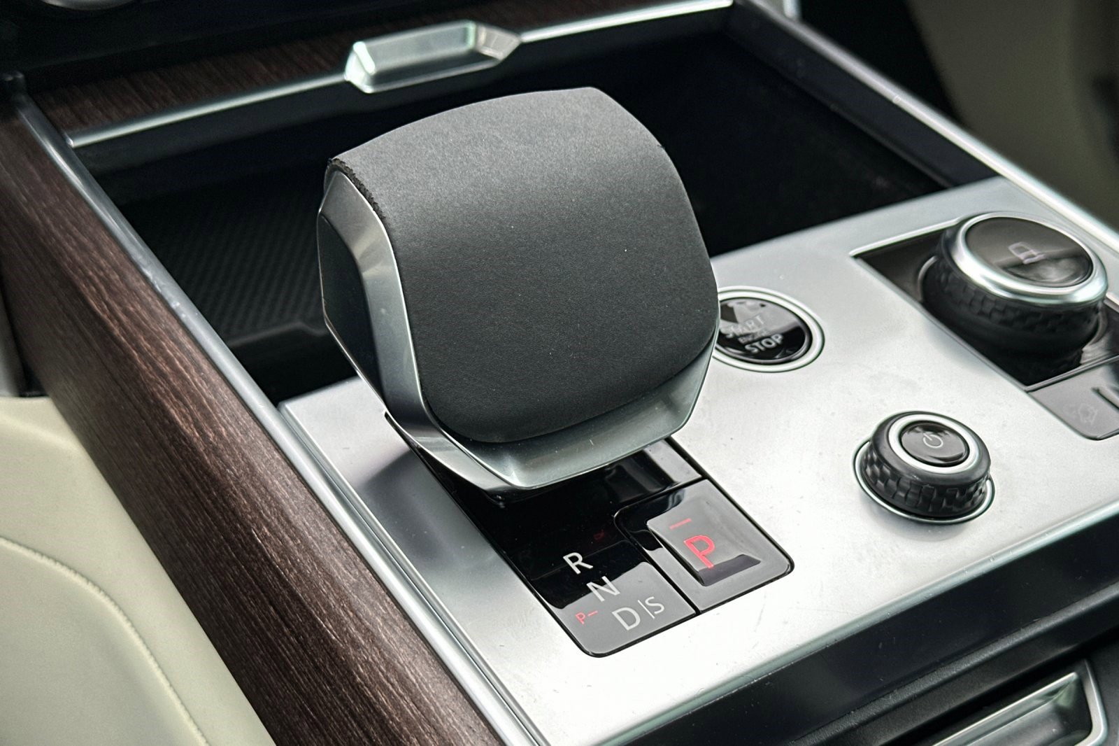 2023 Land Rover Range Rover SE photo 19