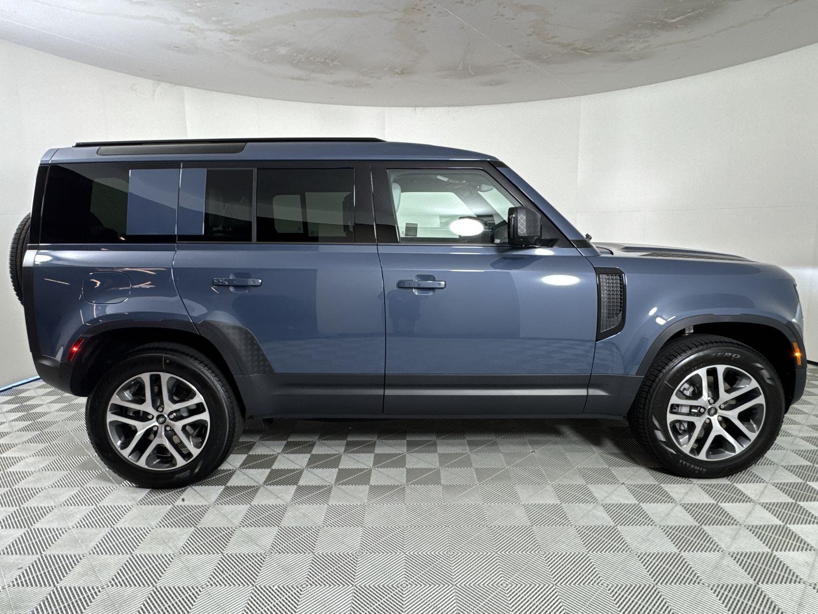 2025 Land Rover Defender 110 S photo 6