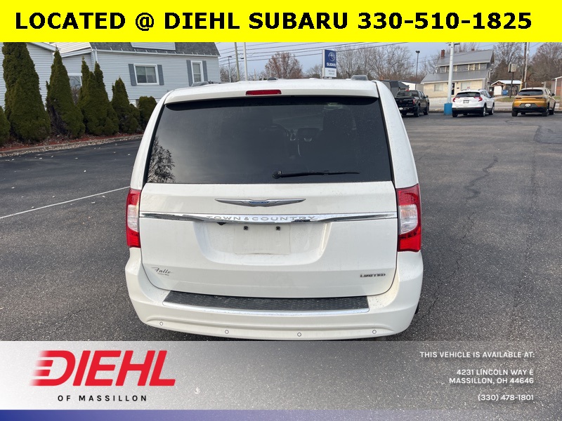 2012 Chrysler Town & Country Limited photo 3