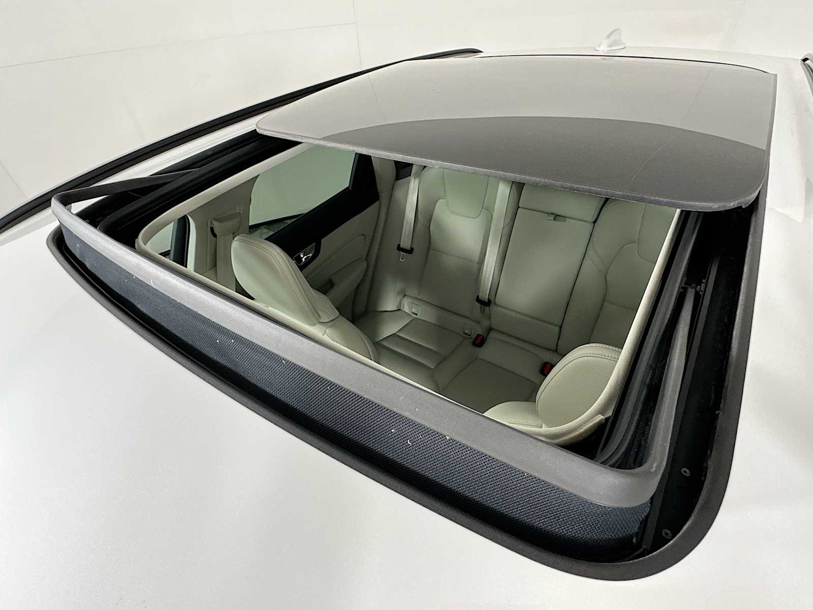 2025 Volvo XC60 B5 Core photo 18
