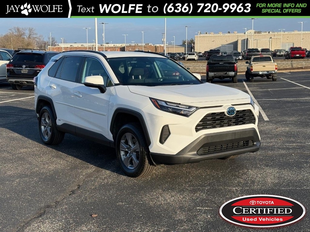 2024 Toyota RAV4 LE's photo