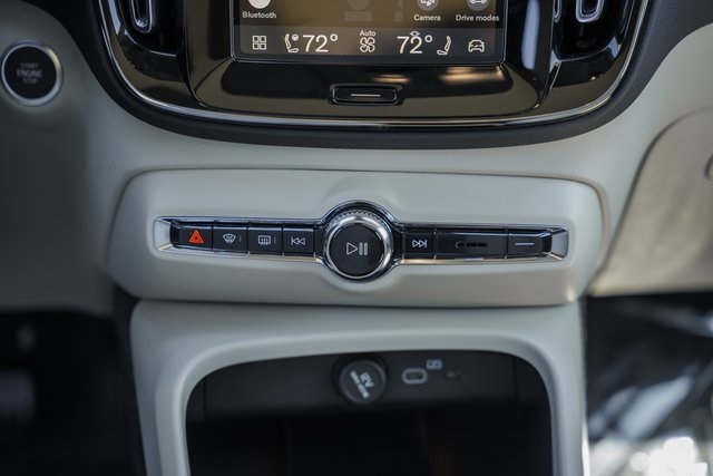 2026 Volvo XC40 photo 18