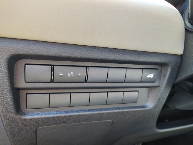 2025 Mitsubishi Outlander SE photo 8