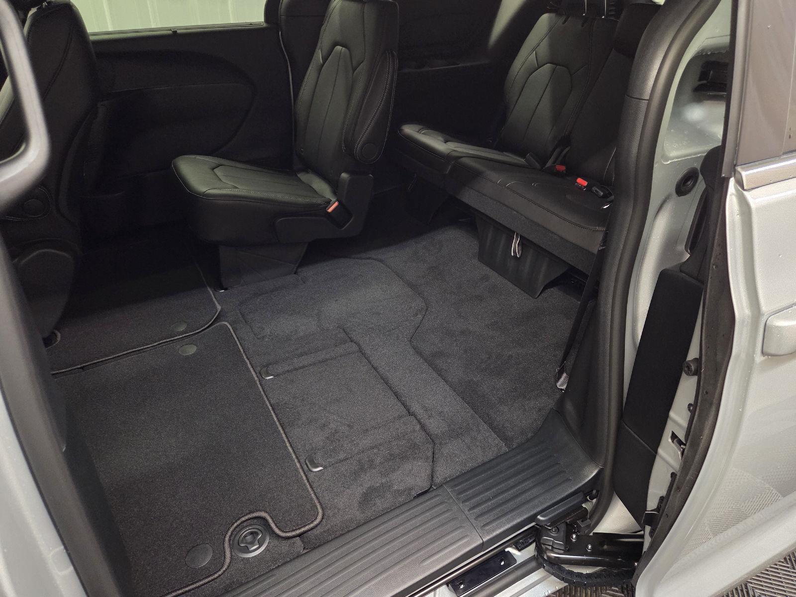 2026 Chrysler Pacifica photo 38