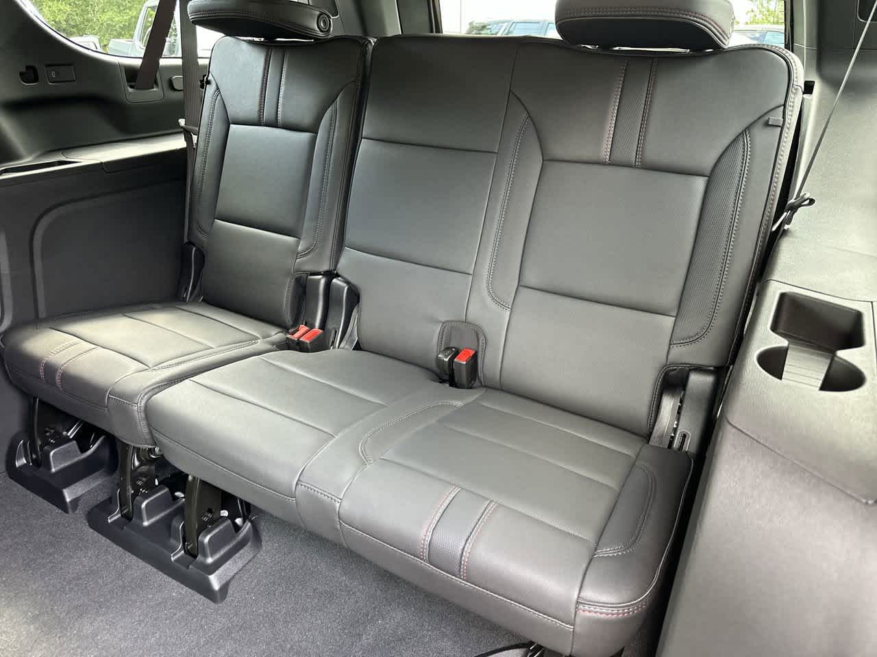2025 Chevrolet Suburban RST photo 15