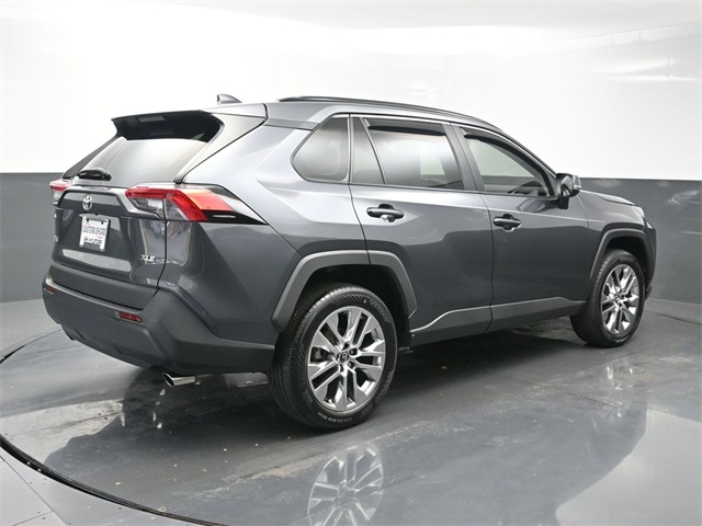 2020 Toyota RAV4 XLE Premium photo 4