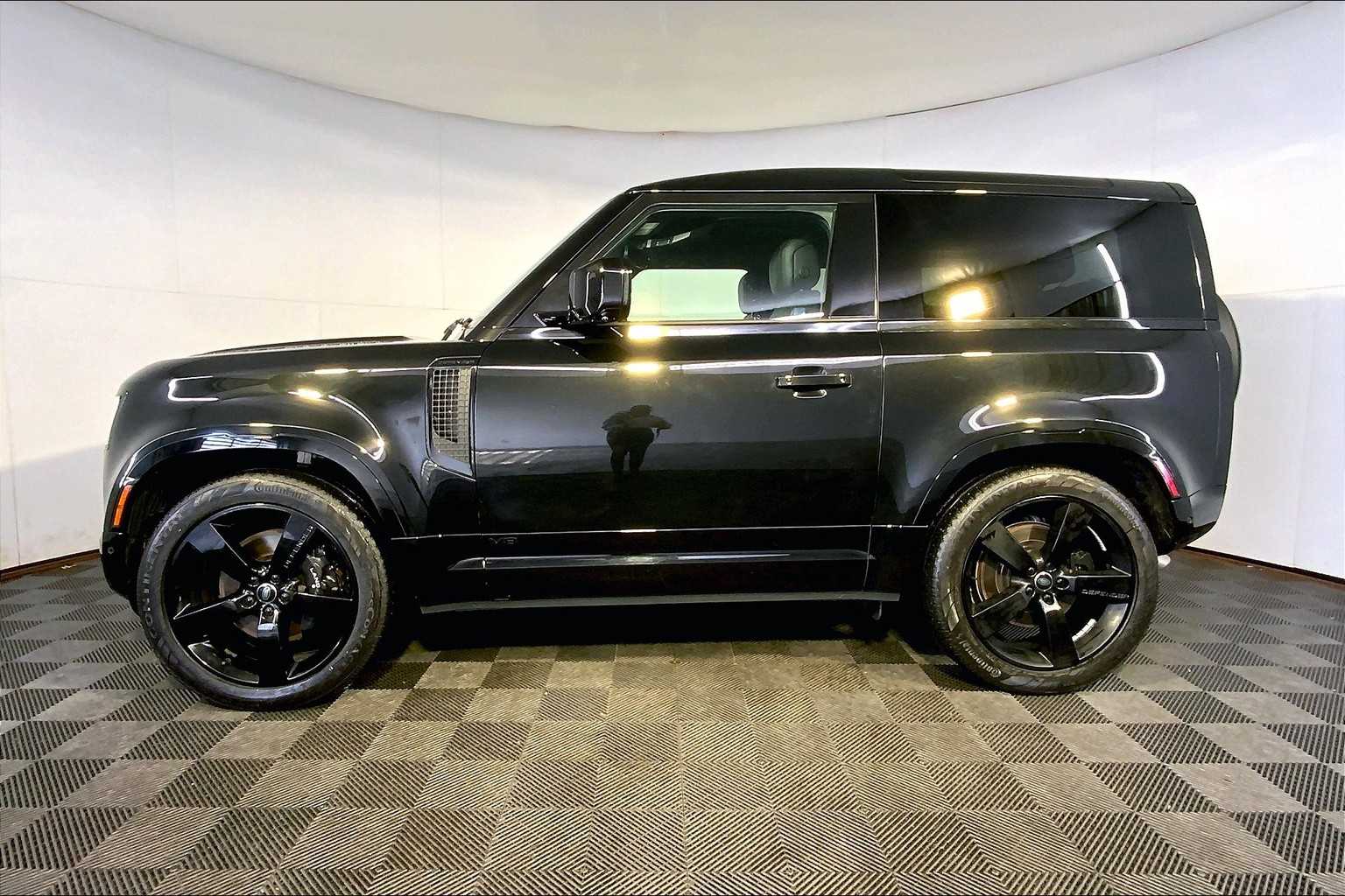 2023 Land Rover Defender V8 photo 2