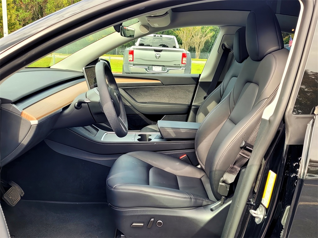 2025 Tesla Model Y Long Range photo 10