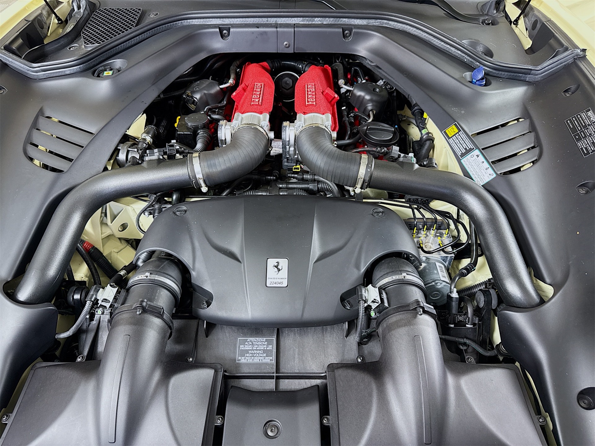 2017 Ferrari California T photo 17