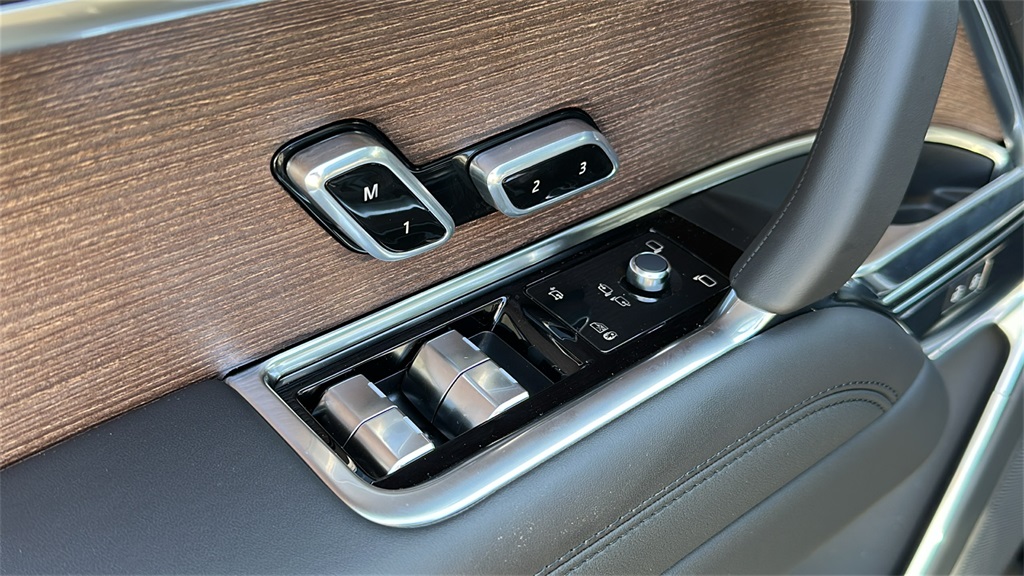 2025 Land Rover Range Rover SE photo 9