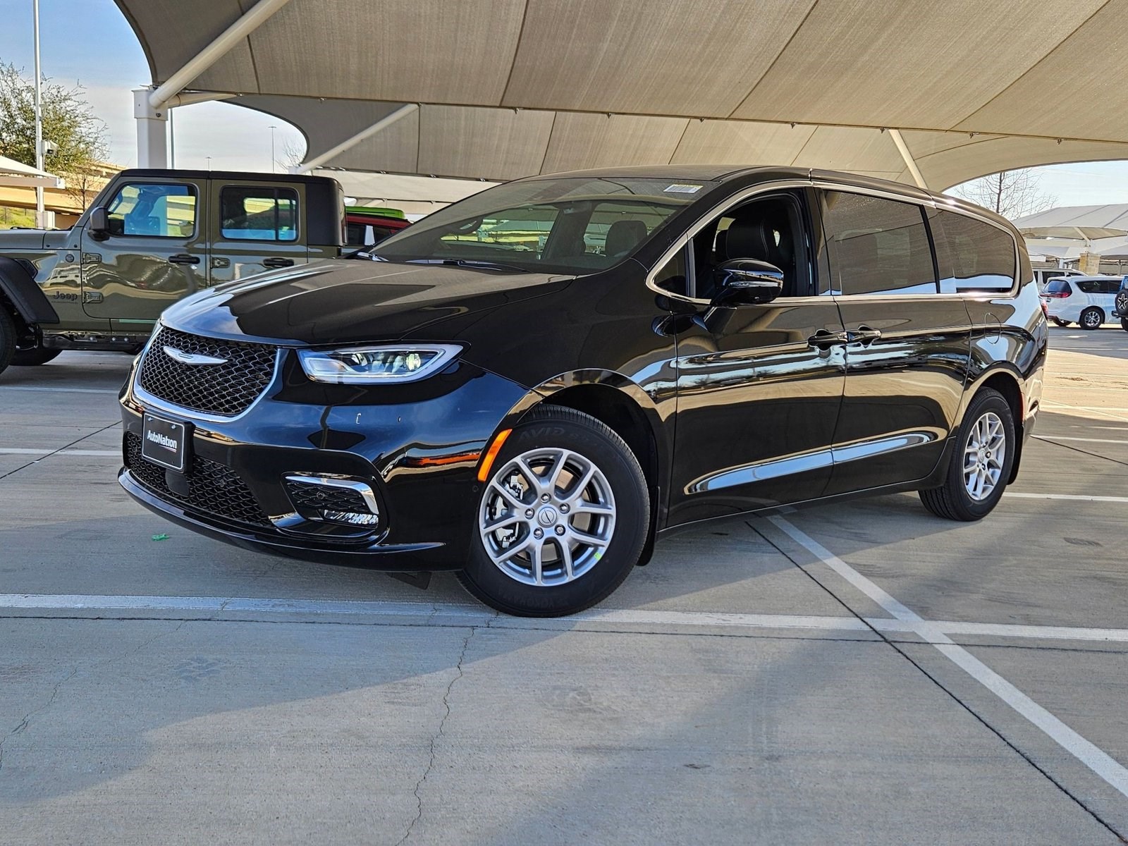 2026 Chrysler Pacifica Select's photo