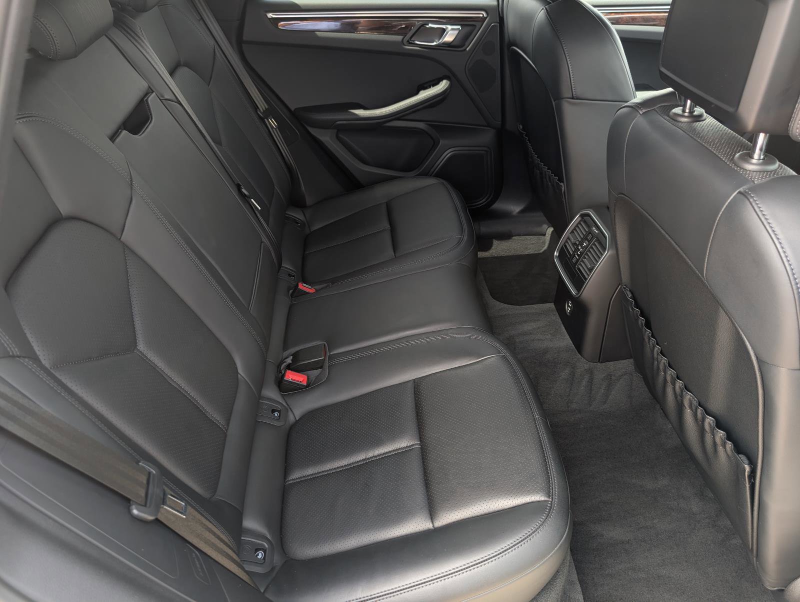 2023 Porsche Macan T photo 30