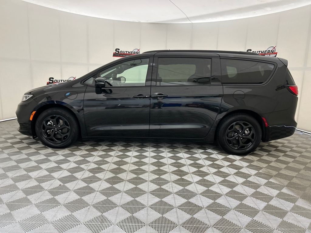 2024 Chrysler Pacifica Hybrid photo 2