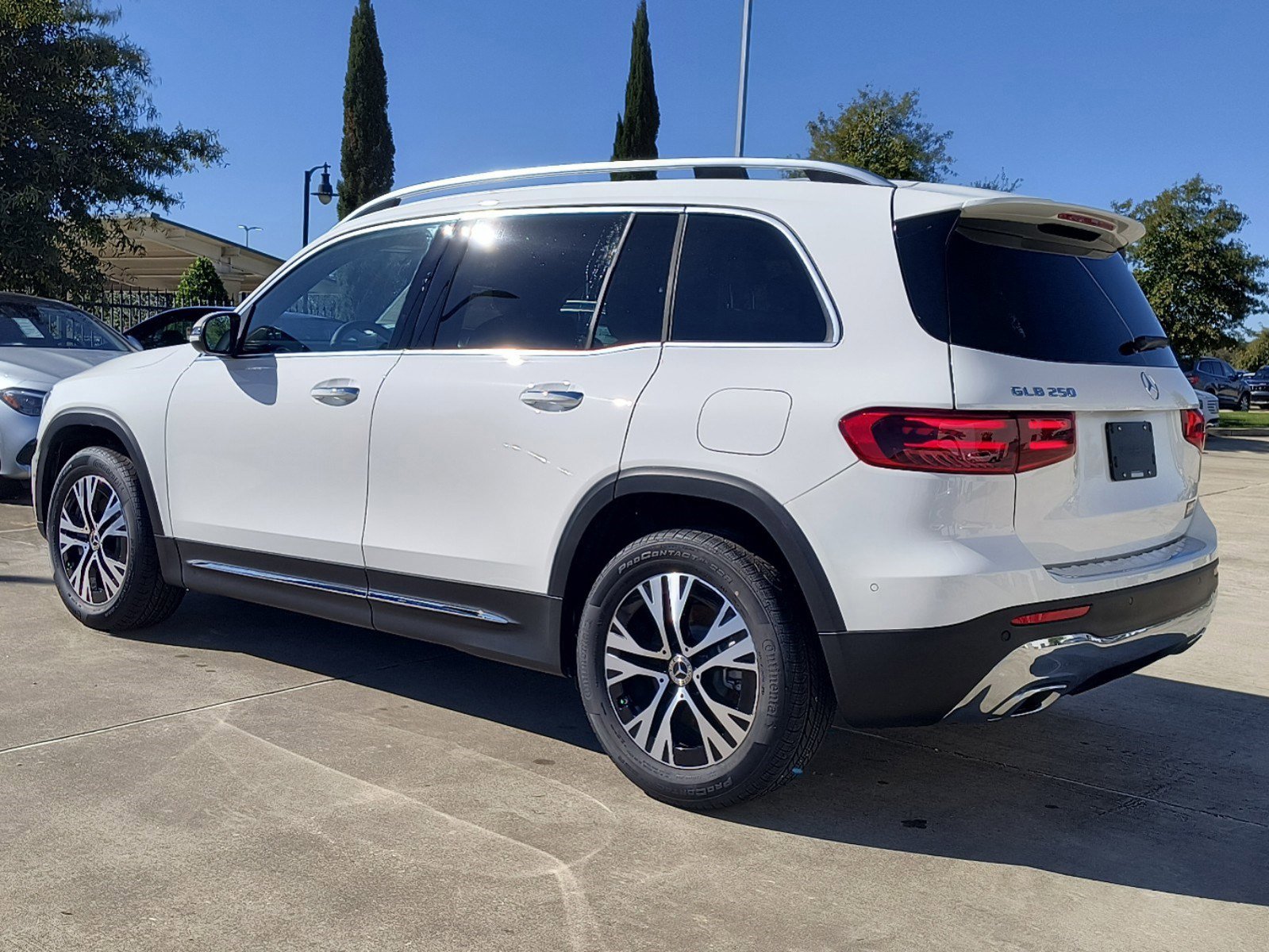 2025 Mercedes Benz GLB 250 photo 3