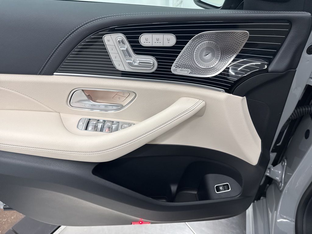 2026 Mercedes Benz GLS 450 4MATIC photo 14