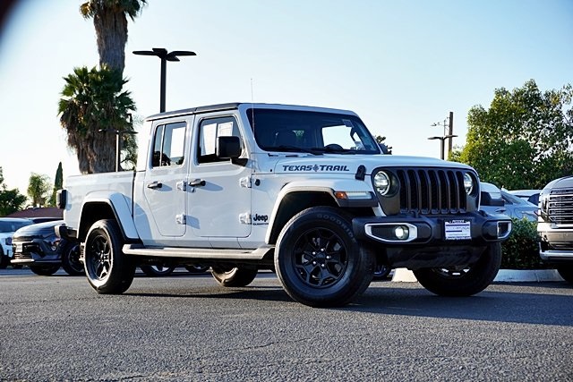 Used 2021 White Jeep Texas Trail image 1