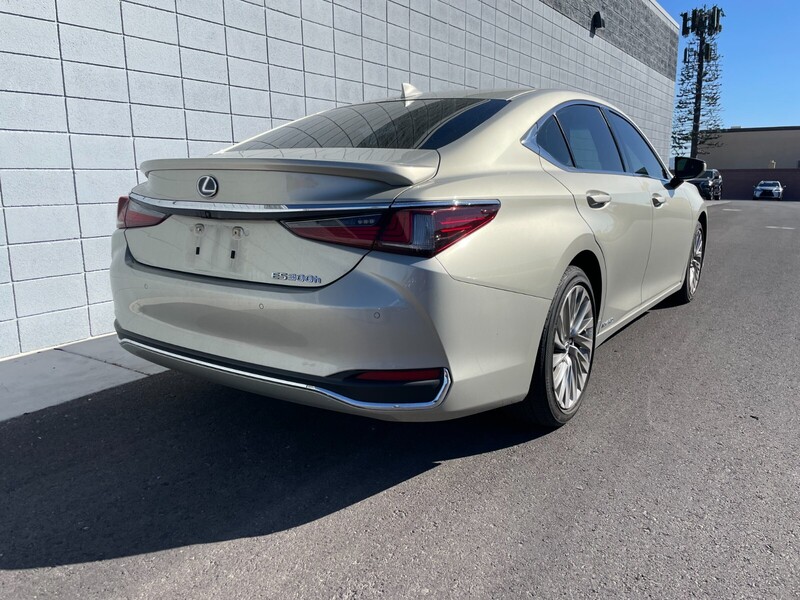 2022 Lexus ES 300h Luxury photo 3