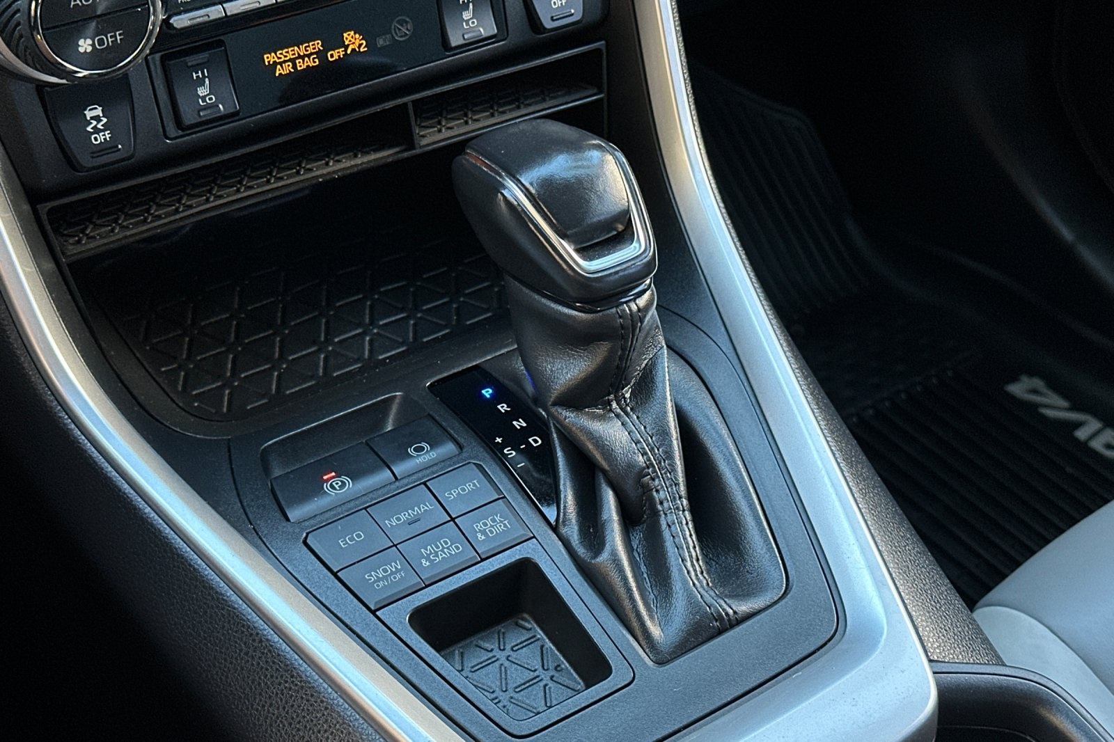 2020 Toyota RAV4 XLE Premium photo 19