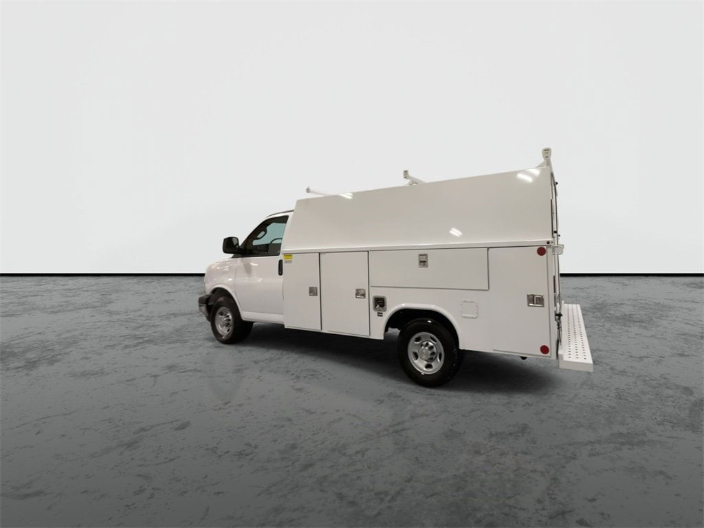 2025 Chevrolet Express Cutaway 3500 photo 2