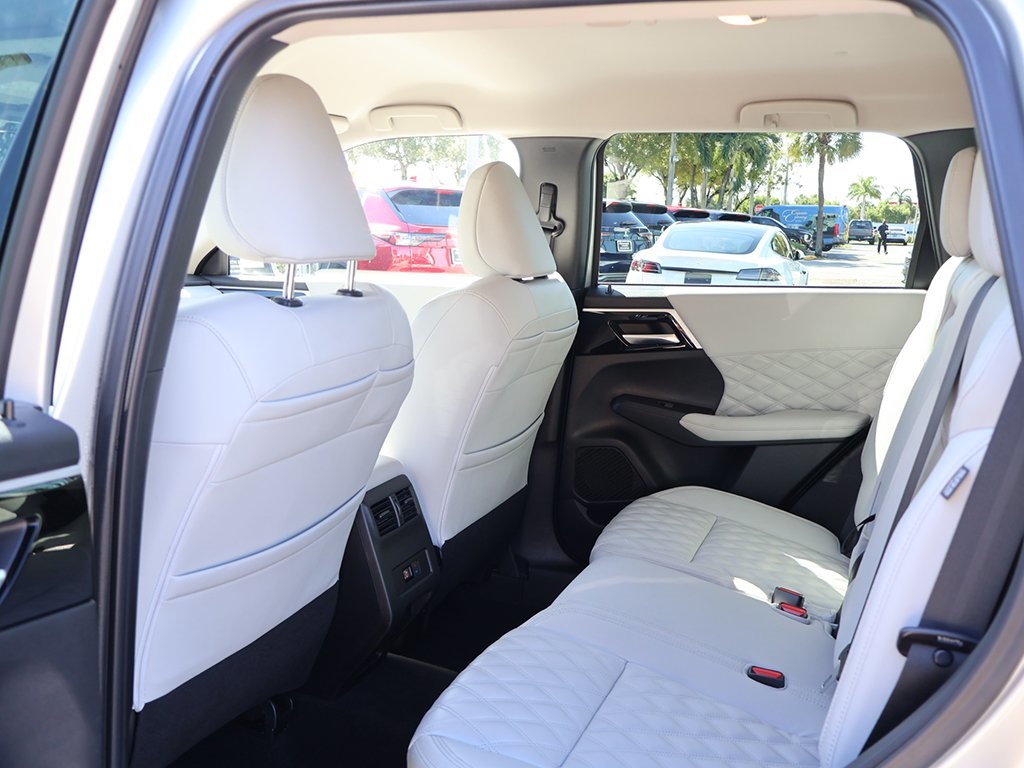 2022 Mitsubishi Outlander SEL photo 30