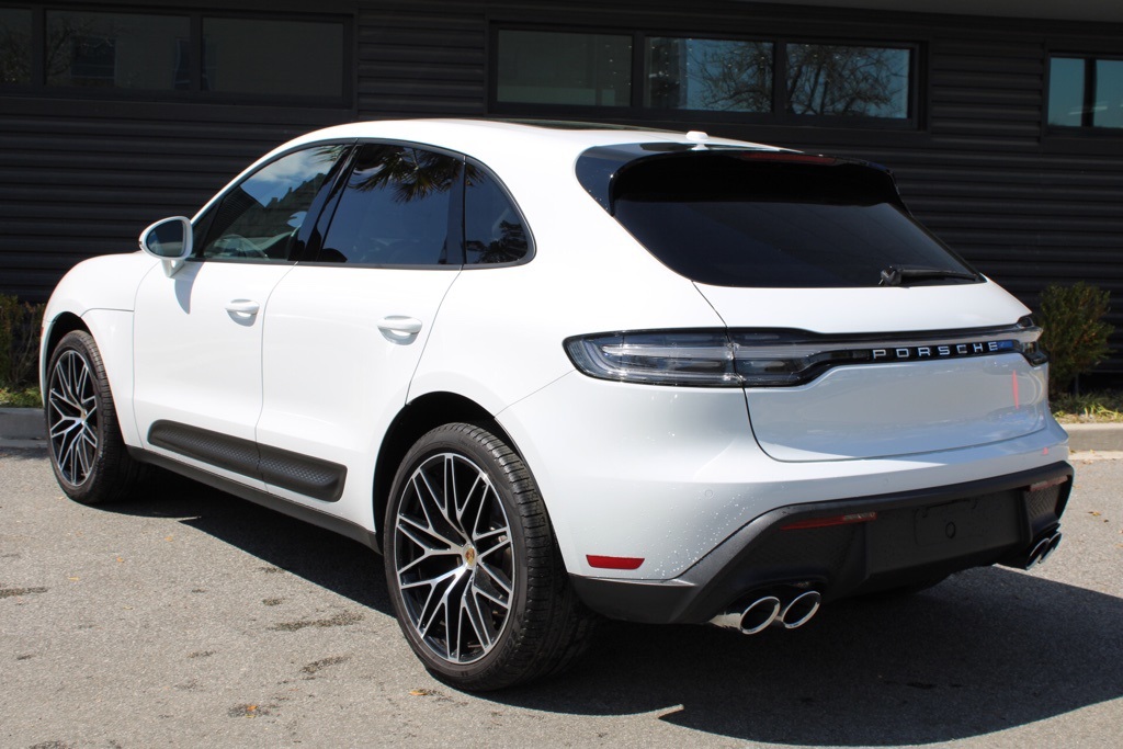 2024 Porsche Macan photo 3