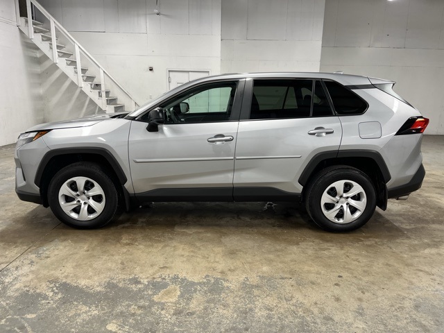 2024 Toyota RAV4 LE photo 2