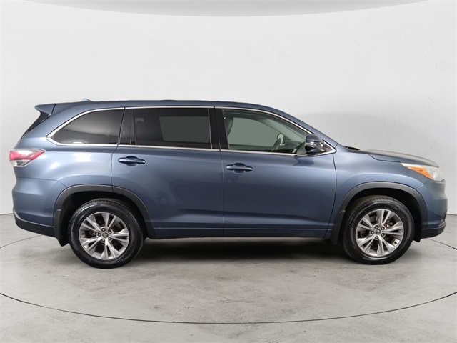 2016 Toyota Highlander LE Plus photo 6