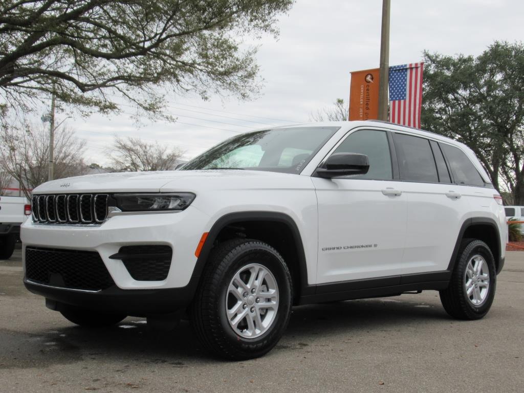 2025 Jeep Grand Cherokee Laredo photo 3