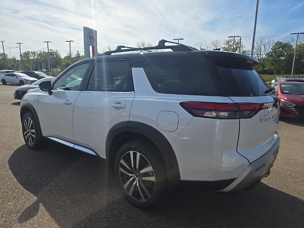 2025 Nissan Pathfinder Platinum photo 4