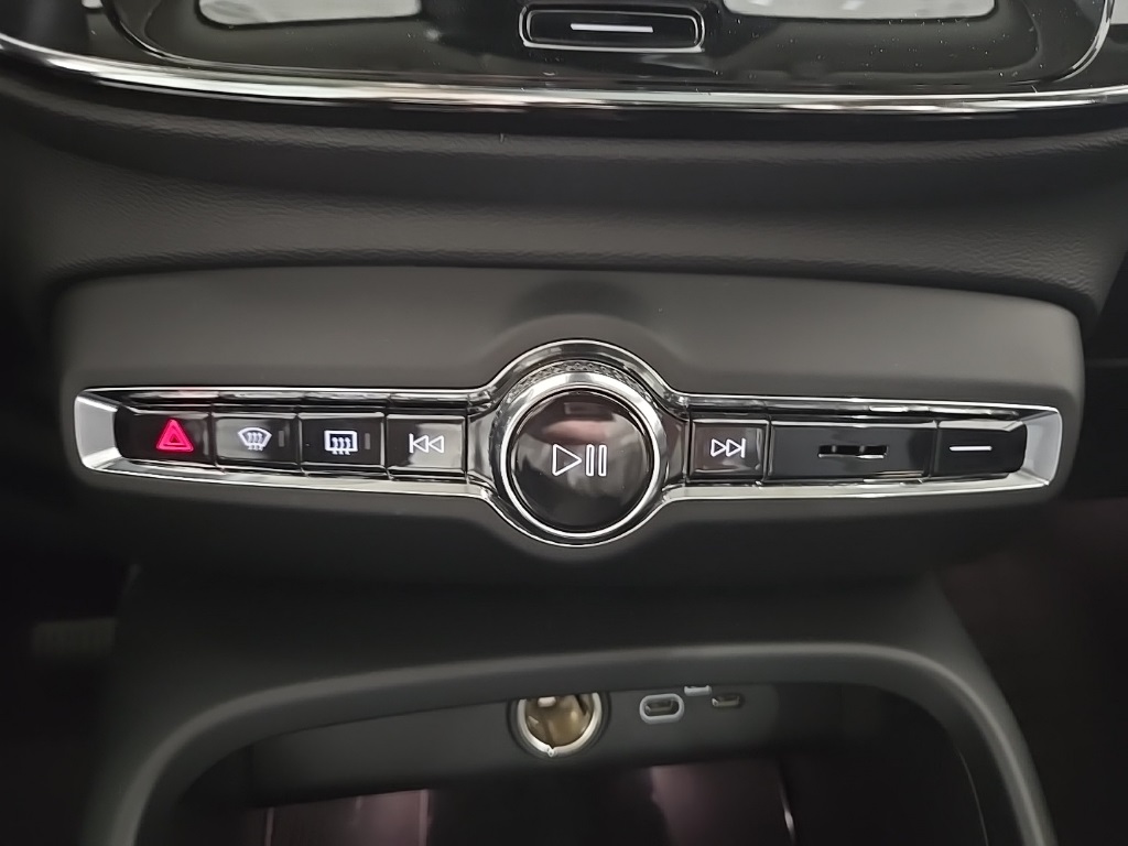 2025 Volvo XC40 Core photo 13