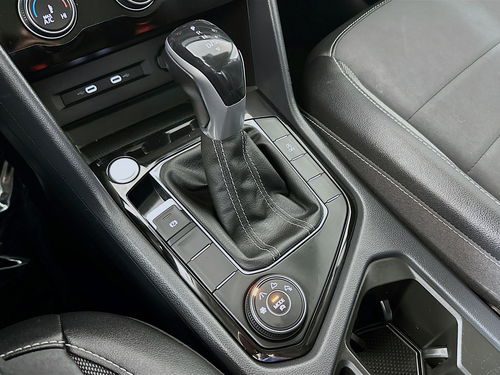 2023 Volkswagen Taos SE photo 12