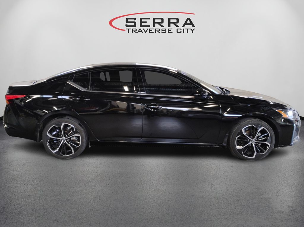 2023 Nissan Altima 2.5 SR photo 4