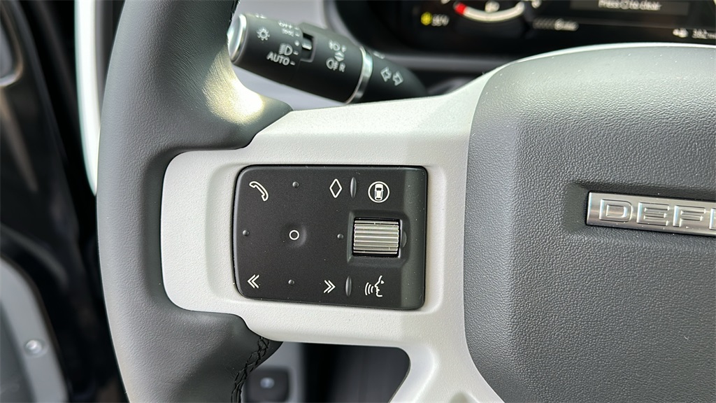 2025 Land Rover Defender 110 X-Dynamic SE photo 12