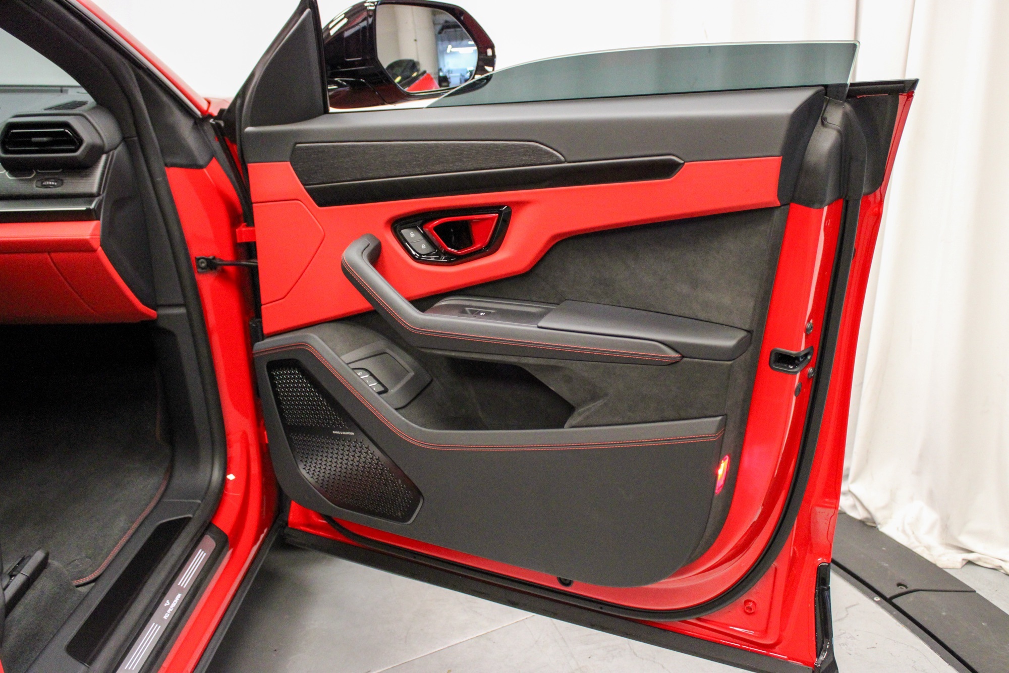 2025 Lamborghini Urus SE photo 37