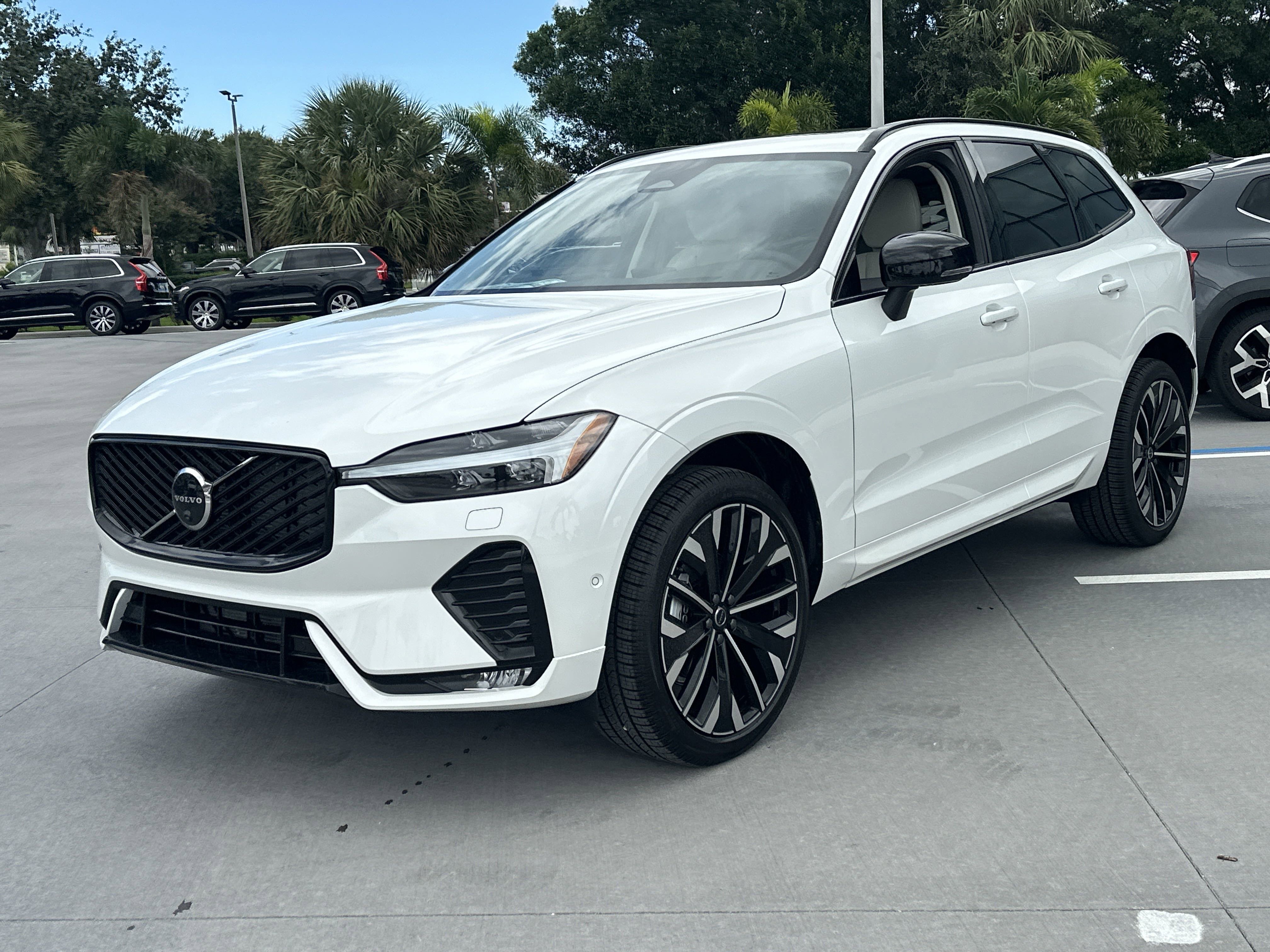 2026 Volvo XC60 B5 photo 2