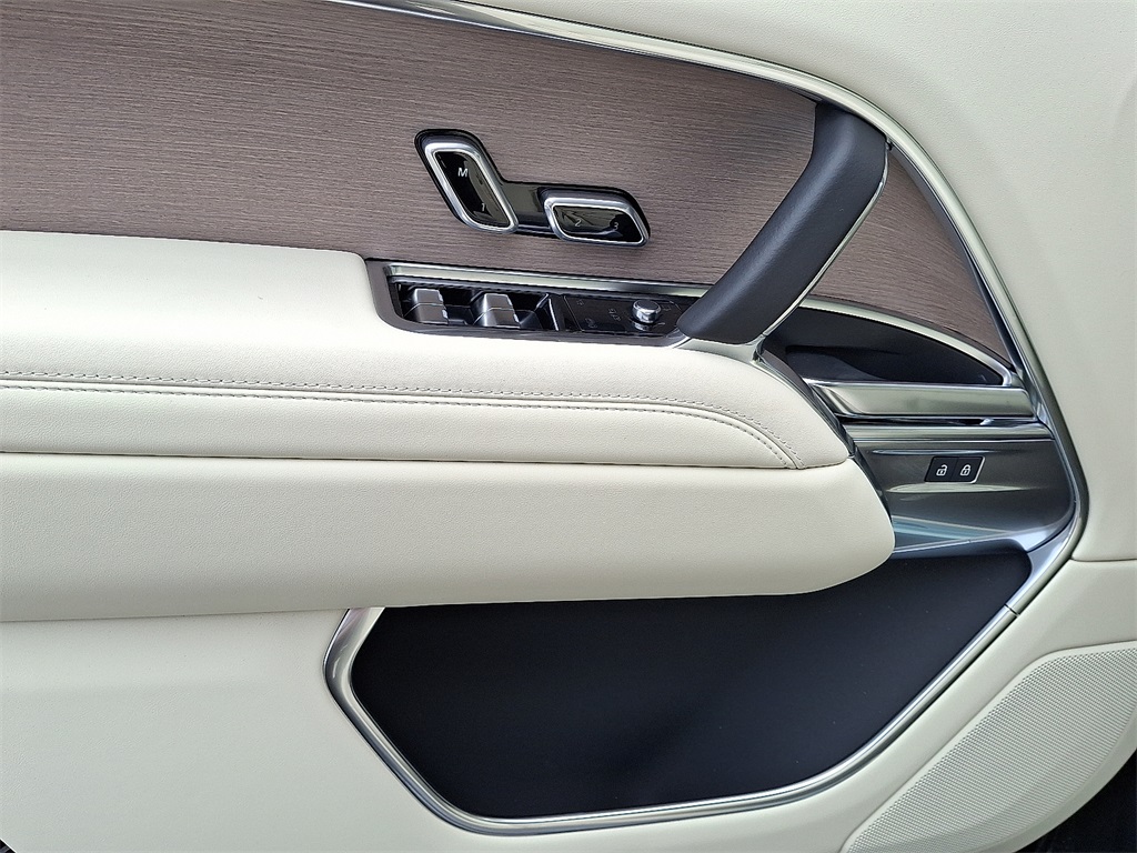 2025 Land Rover Range Rover SE photo 8