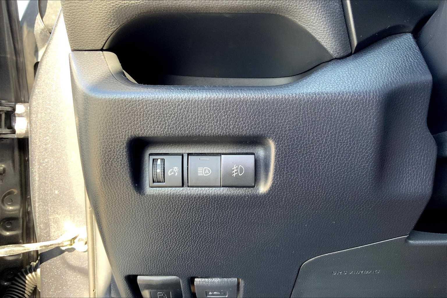 2019 Toyota RAV4 LE photo 31