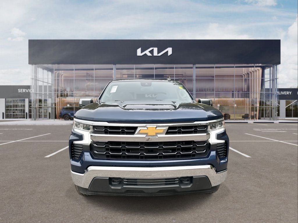 2022 Chevrolet Silverado 1500 LT photo 2