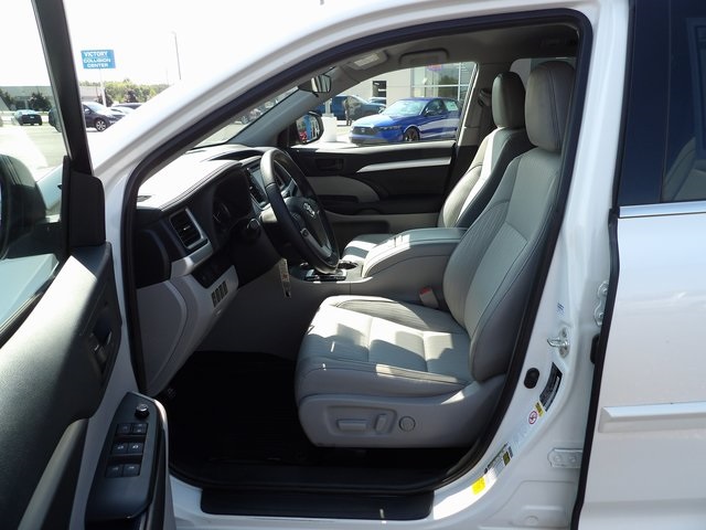 2019 Toyota Highlander LE photo 17