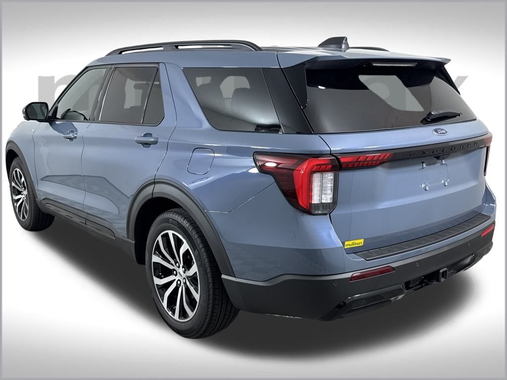 2025 Ford Explorer ST-Line photo 2