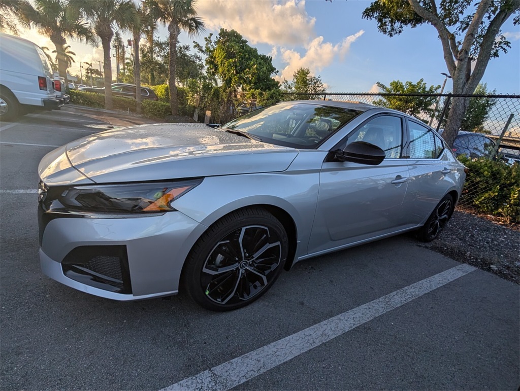 2025 Nissan Altima SR photo 4
