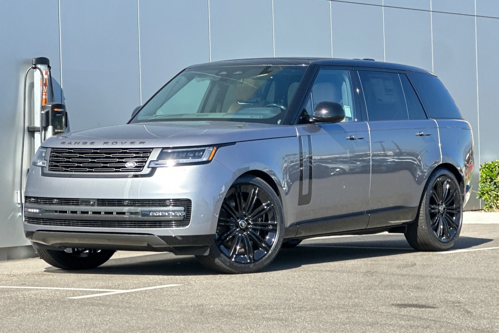 2025 Land Rover Range Rover SE's photo