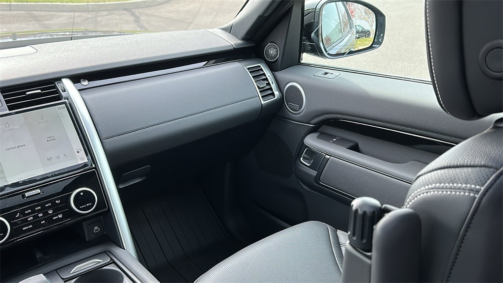 2025 Land Rover Discovery S photo 28