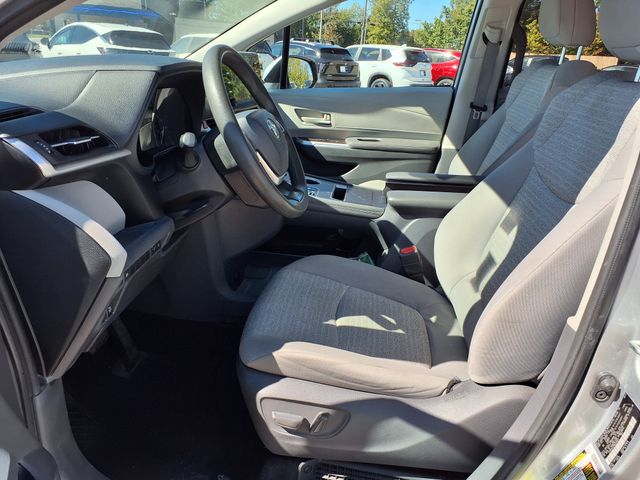 2021 Toyota Sienna LE photo 3