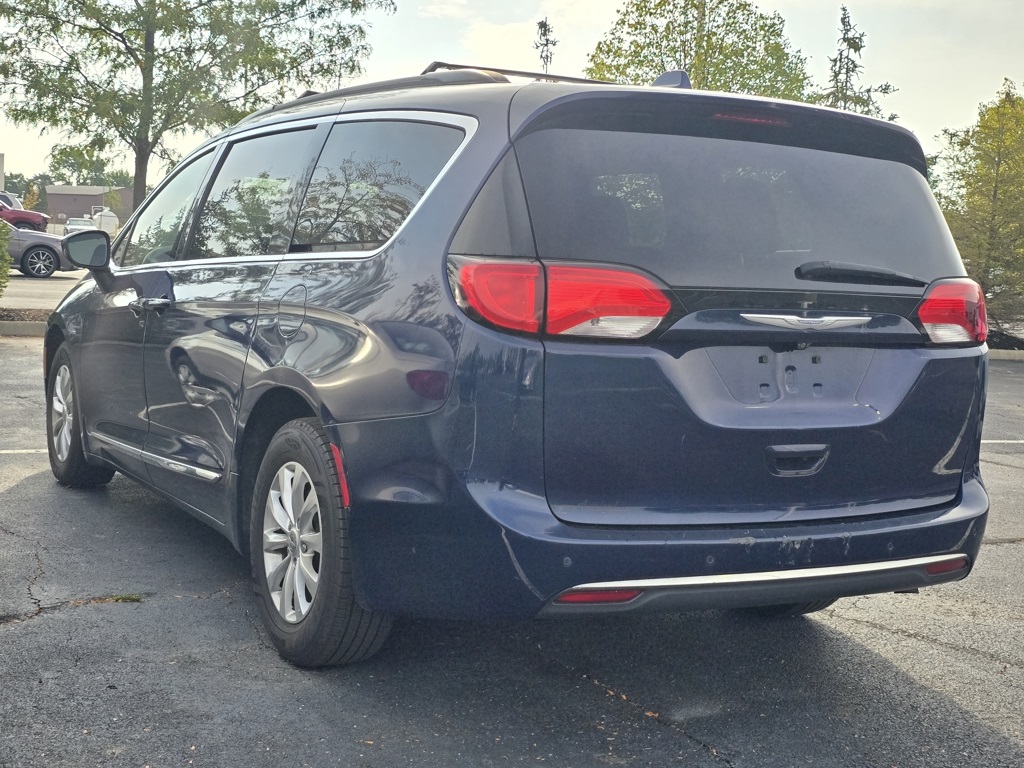 2017 Chrysler Pacifica Touring L photo 3
