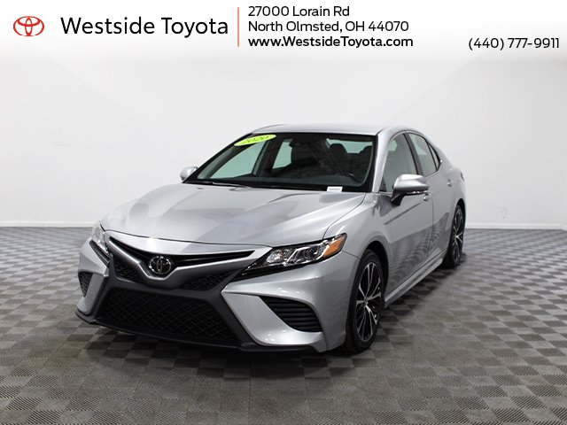 2020 Toyota Camry SE's photo