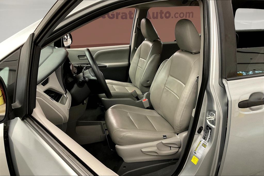 2020 Toyota Sienna L photo 24