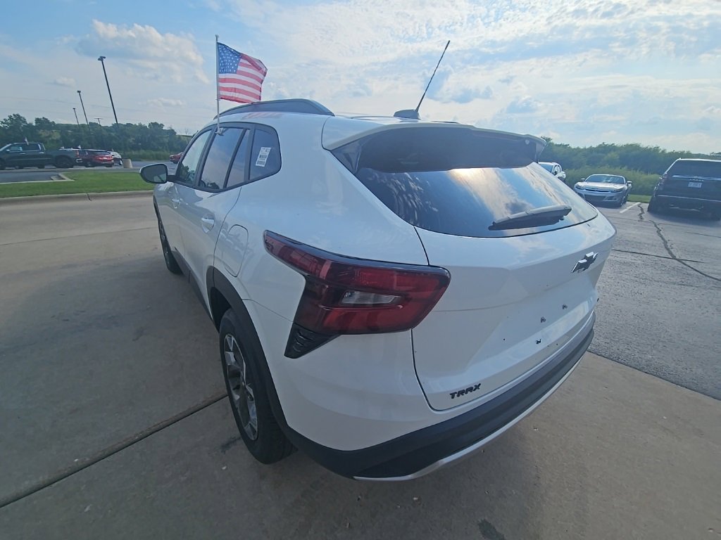 2025 Chevrolet Trax LT photo 5