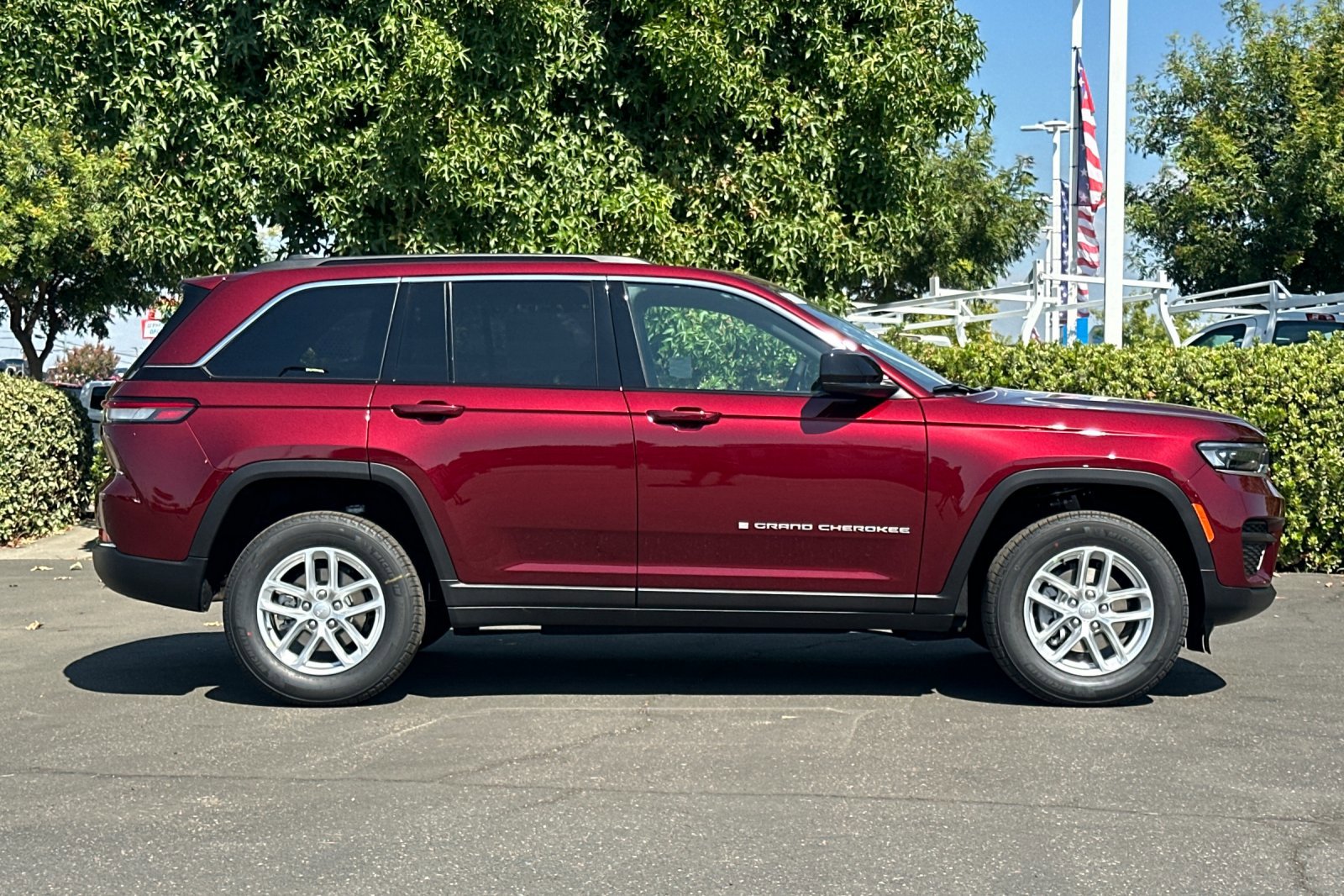 2025 Jeep Grand Cherokee Laredo X photo 3