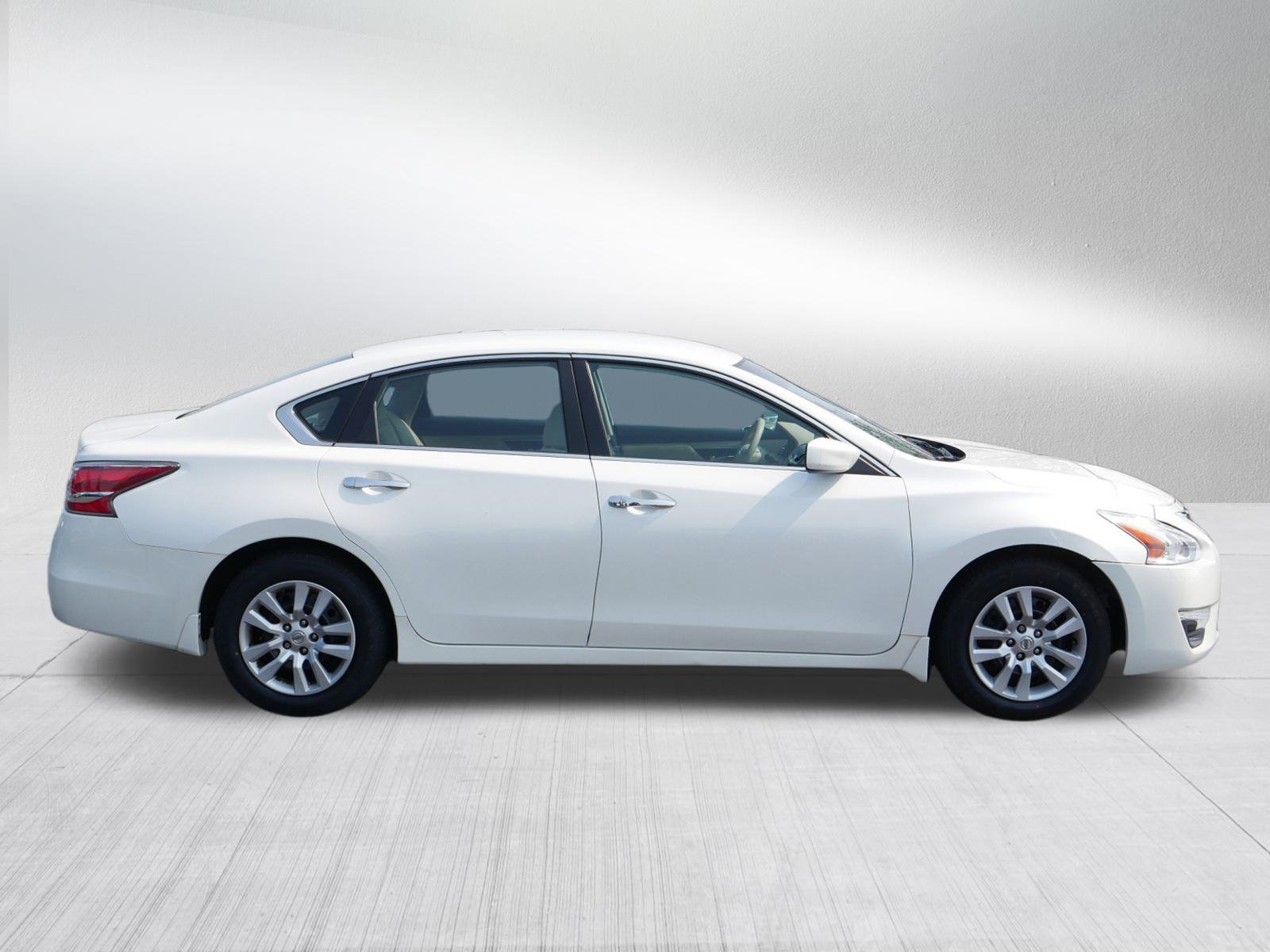 Used 2015 Nissan Altima S with VIN 1N4AL3AP4FN328337 for sale in Bloomington, Minnesota